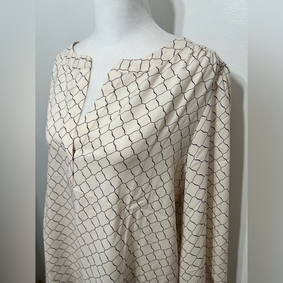 New! Ann Taylor Geometric Print Blouse Womens Size Medium - Picture 3 of 9